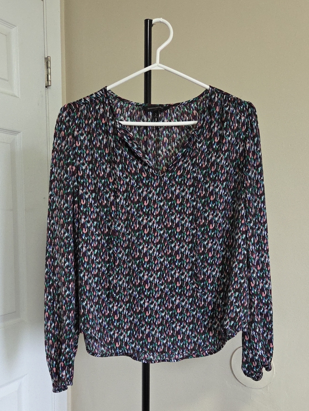 Banana Republic Black Multi-Color V-Neck Long Sleeve Blouse